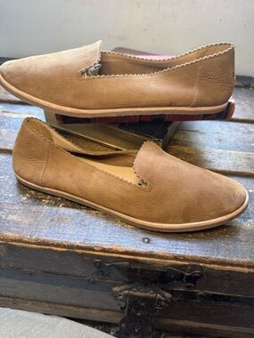 UGG Vista Scalloped Tan Leather Loafers Flats 8.5